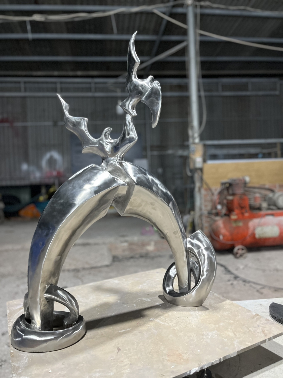 Tác Phẩm Đúc Inox Cao 1M Của Thầy Chí Thanh Giảng Viên ĐH Mỹ Thuật TP. HCM