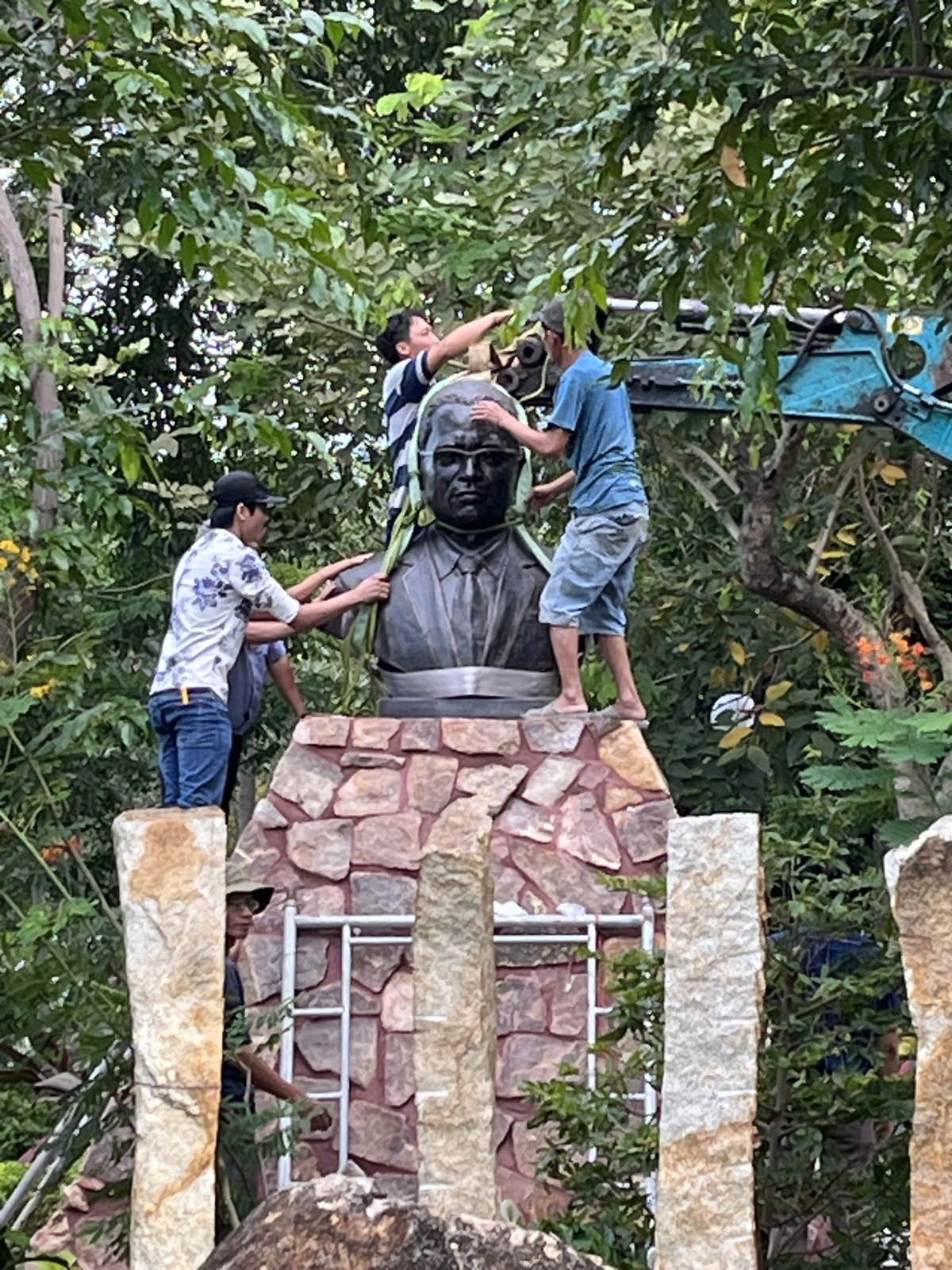 Tượng Đồng Ông Ngô Văn Ích - Chủ Tịch Tập Đoàn Thuỷ Sản Việt Nam