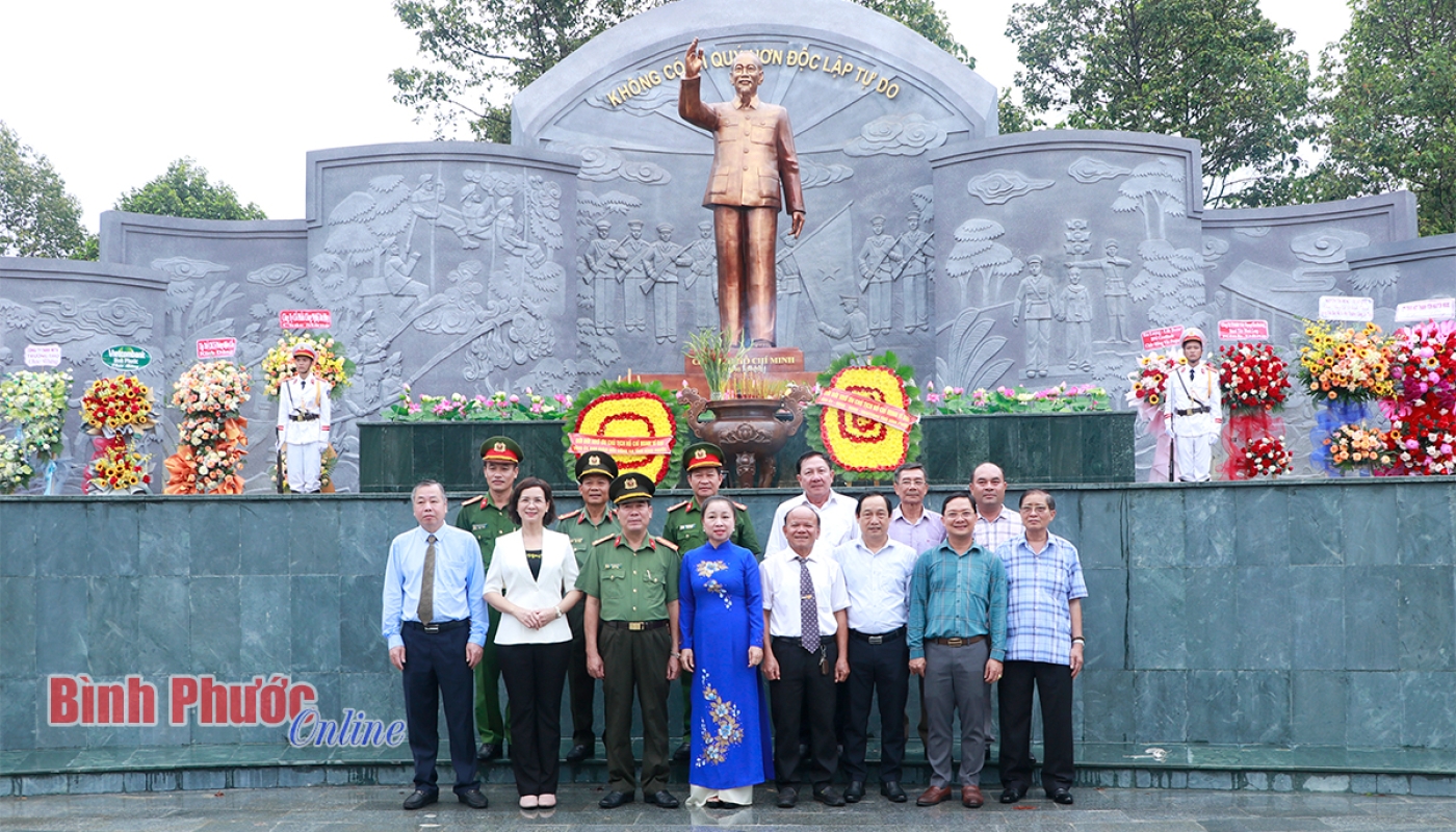 Khánh thành tượng đài Chủ tịch Hồ Chí Minh và hội trường Công an tỉnh Bình Phước