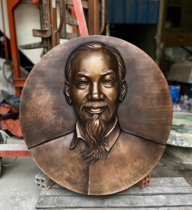 Phù Điêu Bác Hồ Bằng Đồng Tại Sanavakhet - Lào