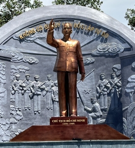 Tượng Bác Hồ Bằng Đồng Cao 4 Mét 