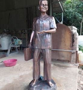 Tượng Đồng Toàn Thân Bác Năm Hoằng