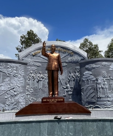 Tượng Bác Hồ Cao 4 Mét Công An Tỉnh Bình Phước