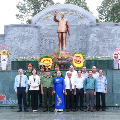 Khánh thành tượng đài Chủ tịch Hồ Chí Minh và hội trường Công an tỉnh Bình Phước