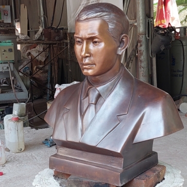 Tìm hiểu cách tạo nên tác phẩm đúc tượng chân dung bằng đồng