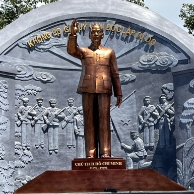 Hình ảnh tượng đồng Hồ Chí Minh trong và ngoài nước