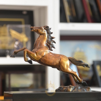 Ý nghĩa trong phong thủy của tượng đồng mã đáo thành công