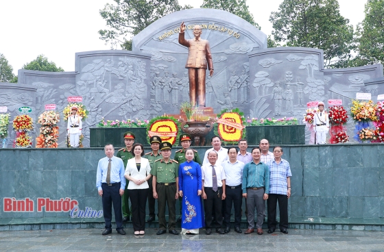 Khánh thành tượng đài Chủ tịch Hồ Chí Minh và hội trường Công an tỉnh Bình Phước