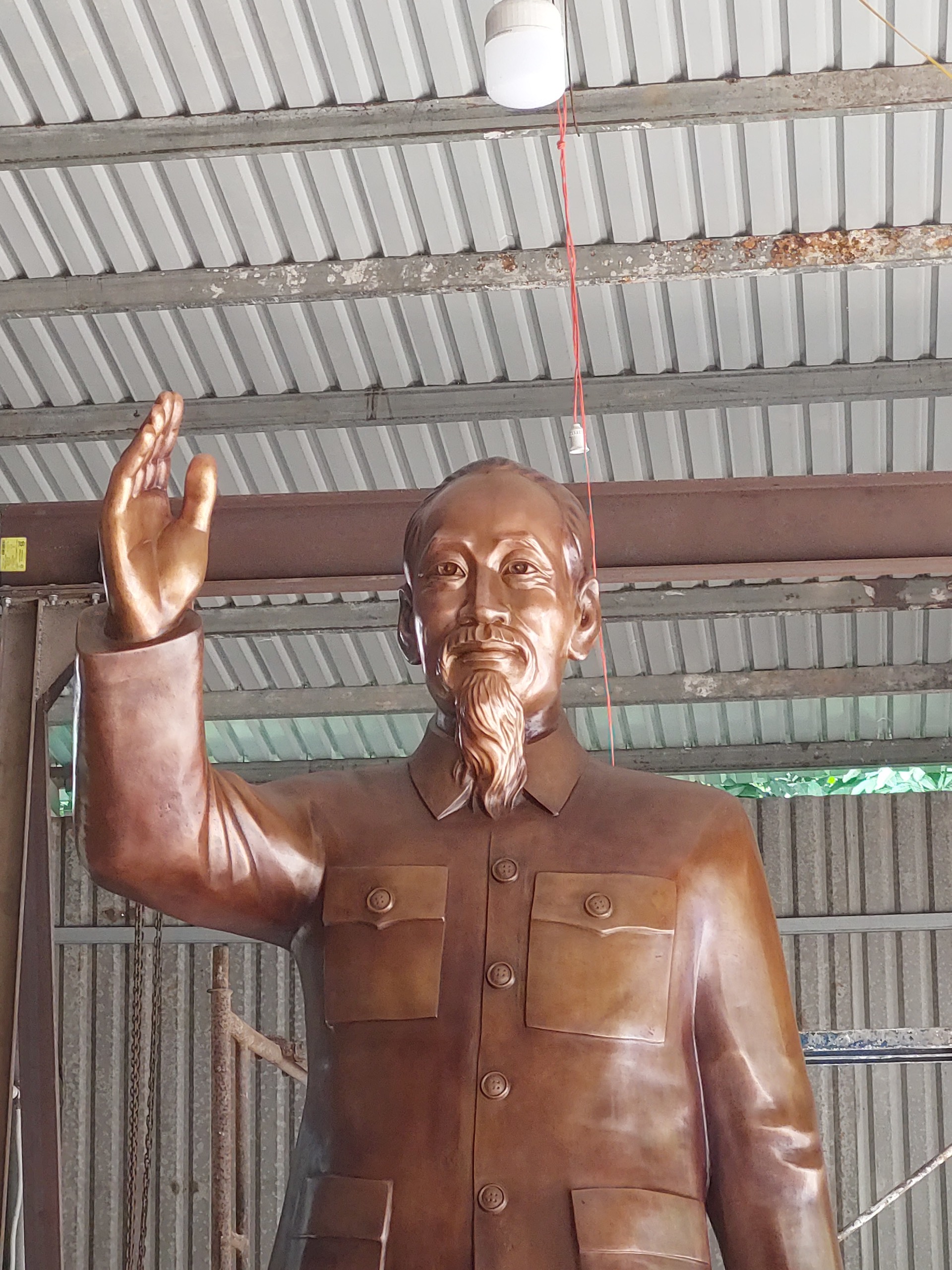 tượng đồng hồ chí minh