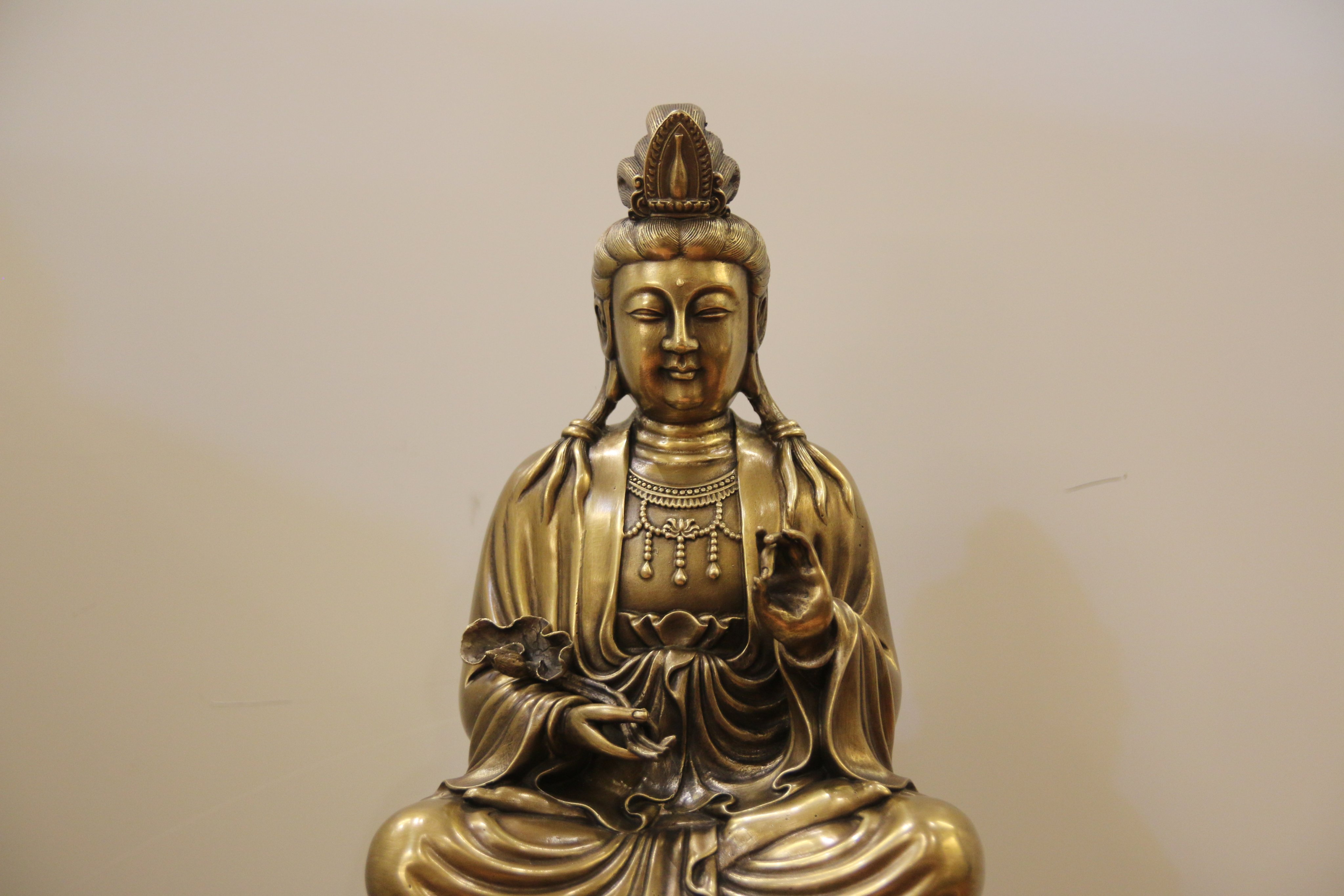 Tượng Quan Âm ngồi đài sen bằng đồng